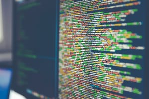 Código de software a color en la pantalla de un monitor